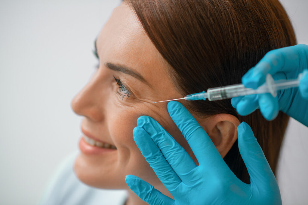 Frau erhält Botox im Gesicht