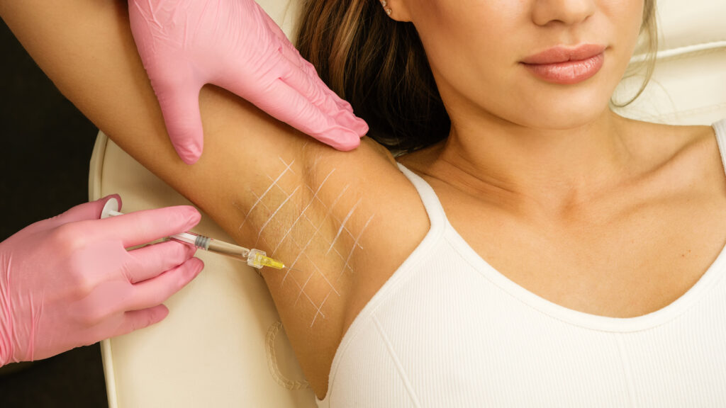 Frau erhält Botox in Achsel injeziert