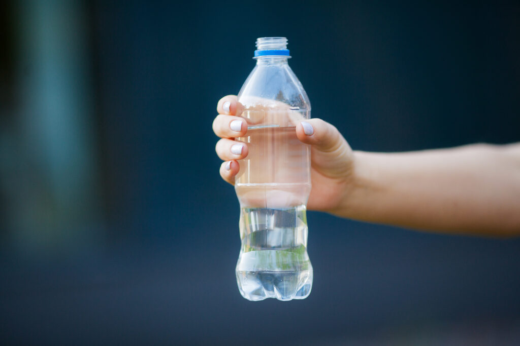 Frau hält eine Wasserflasche